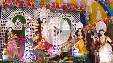 मुशहरी: शहर के विभिन्न पूजा पंडालों में माँ दुर्गा के दर्शन के लिए उमड़ी भक्तों की भीड़