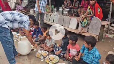 धौलपुर: सेवार्थ विद्यार्थी ने मचकुंड रोड पर बस्ती की पाठशाला में दुर्गा नवमी पर कन्या पूजन का कार्यक्रम किया