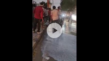 झांसी: आवास विकास रोड पर बाइक सवार दूधिया ओवरटेक करते समय दुर्घटनाग्रस्त, उसका सारा दूध सड़क पर बहा