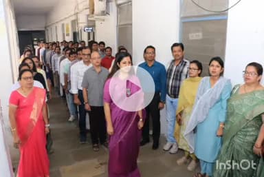 झाबुआ: झाबुआ में कलेक्टर कार्यालय परिसर में राष्ट्रगान, राष्ट्रगीत और मध्यप्रदेश गान का गायन हुआ, कलेक्टर भी मौजूद रहीं