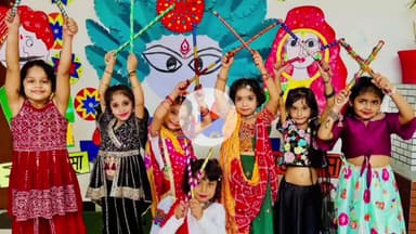 शाहबाद: बरूआ बाजार स्थित एक स्कूल में बच्चों ने मनाया डांडिया और दशहरा उत्सव