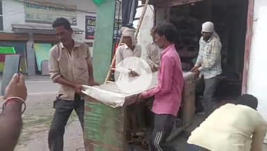 रामपुर: विकास भवन के निकट DCDF के भवन से दो अवैध दुकानों और दो फ्लैट से कोर्ट के आदेश पर A.R कापरेटिव ने हटवाया अवैध कब्जा