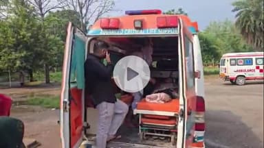 झांसी: मेडिकल कॉलेज के पास एंबुलेंस के अंदर सांप काटे मैरिज को तांत्रिक द्वारा झाड़-फुक करने का वीडियो हुआ वायरल