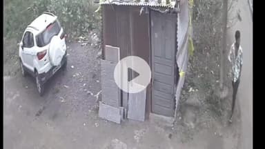 खंडवा नगर: खंडवा में दिनदहाड़े चोरी, पानी की मोटर और वायरिंग लेकर भागे तीन चोर, सीसीटीवी में कैद