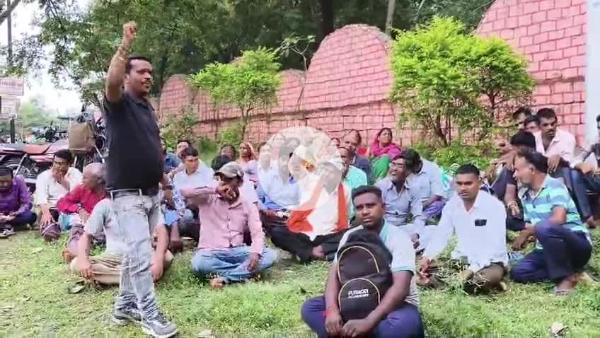 कानन पेंडारी जू में 18 से 19 साल से मलाईदार में बैठे सुख भाई कंवर और रमेश कुमार टांडे के खिलाफ प्रदर्शन