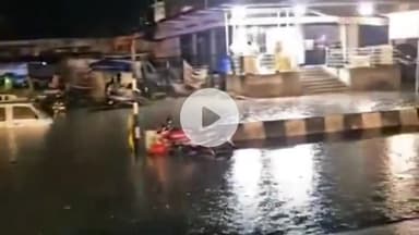 कोडरमा: महाराणा प्रताप चौक के पास जलजमाव से सड़कों पर डूबे कई वाहन