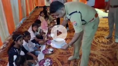 गाज़ीपुर: पहली बार कोतवाली में नवरात्रि की नवमी पर पुलिस ने किया कन्या पूजन, एसपी डॉ. ईरज राजा समेत अफसरों ने कराया भंडारा