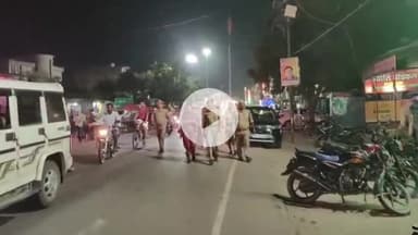 बदलापुर: बदलापुर में त्यौहार के मद्देनजर एसडीएम और सीओ ने पुलिस बल के साथ किया पैदल गश्त