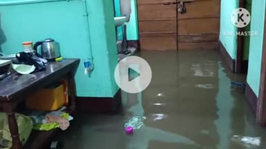 गिरिडीह: लगातार बारिश से चिरैया घाट रोड पर स्व० गणेश राम के घर में घुसा बारिश और नाली का पानी