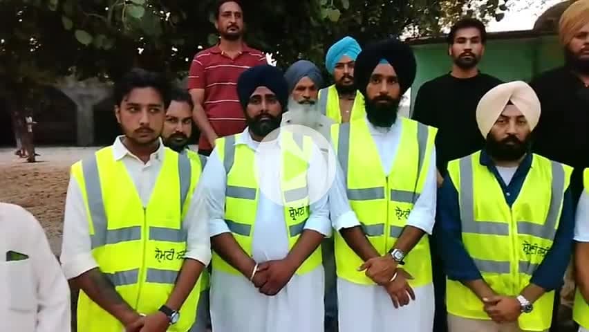 ਧਰਮਕੋਟ: ਧਰਮਕੋਟ ਨਜਦੀਕ ਲੰਘਦੇ ਸਤਲੁਜ ਦਰਿਆ ਦੀ ਮਾਰ ਵਿੱਚ ਆਏ ਪਿੰਡਾਂ ਵਿੱਚ ਅੱਜ ਅਕਾਲੀ ਦਲ ਨੇ ਕੀਤਾ ਦਵਾਈ ਦਾ ਛਿੜਕਾਅ