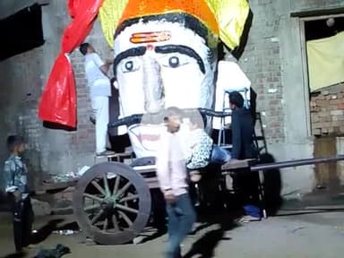 छापरी पटेलपुरा में रावण बनाने का कार्य किया जा रहा है 
3/09/28 शुक्रवार को 6बजे शाम को रावण दहन किया जाएगा