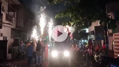 खंडवा नगर: महानवमी पर बरसते पानी में भी श्रद्धालु निकले प्रतिमा विसर्जन के लिए