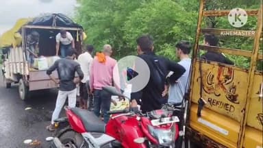 बटियागढ़: बटियागढ़-बकस्वाहा मार्ग पर खाद्य तेल से भरे मालवाहक को ट्रक ने मारी टक्कर, सड़क पर बिखरी सामग्री