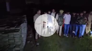 झांसी: टाकोरी गांव में पुलिस और बदमाशों के बीच हुई मुठभेड़, 3 बदमाशों के पैर में लगी गोली, चौथे को पुलिस ने किया पकड़ा