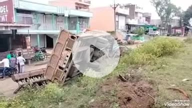 बेगमगंज: अनियंत्रित ट्रक ट्राला सड़क के नीचे पलटा, टली बड़ी दुर्घटना