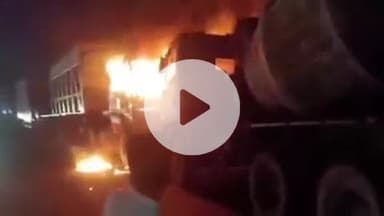 कानपुर: कल्याणपुर थाने के सामने खड़े डंपर में देर रात लगी आग, मचा हड़कंप