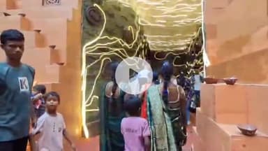 कांके: रांची के दुर्गा पूजा पंडालों में नवरात्रि की नवमी पर उमड़ी श्रद्धालुओं की भीड़