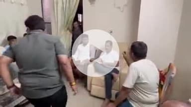 कानपुर: थोक पटाखा बाजार का विरोध, फुटकर व्यापारियों ने नवाबगंज में भाजपा जिलाध्यक्ष को सौंपा ज्ञापन