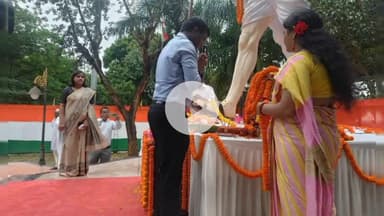 ओरमांझी: मोरहाबादी मैदान में उपायुक्त ने गांधी जयंती पर राष्ट्रपिता महात्मा गांधी को दी श्रद्धांजलि