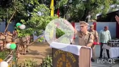 कोल: पुलिस लाइन में SSP ने राष्ट्रपिता महात्मा गांधी और लाल बहादुर शास्त्री जी की मनाई जयंती, प्रतिमा पर किया माल्यार्पण