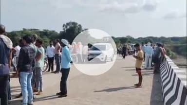 बाह: राटौटी गांव में माता विसर्जन के दौरान युवक ने यमुना में लगाई छलांग, गोताखोरों की तलाश जारी