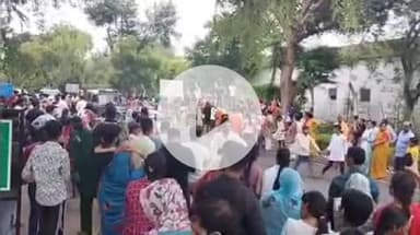 झांसी: महानगर के लक्ष्मी तालाब में दुर्गा प्रतिमाओं का विसर्जन हुआ, भक्तों ने दी विदाई, पुलिस प्रशासन रहा मुस्तैद