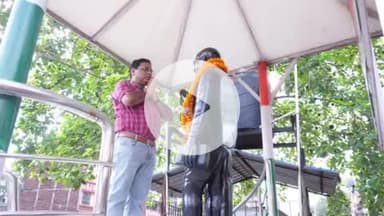 कोडरमा: कोडरमा में गांधी जयंती व शास्त्री जयंती पर उपायुक्त समेत अधिकारियों ने माल्यार्पण कर किया नमन