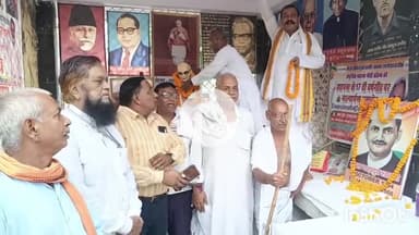 आरा: आरा सदर अस्पताल परिसर में देश के राष्ट्रपिता और पूर्व प्रधानमंत्री के जन्म दिवस पर केक काटकर धूमधाम से मनाया गया