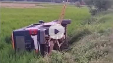 बदलापुर: डोमपुर गांव में अनियंत्रित होकर सड़क किनारे खेत में पलटी पुलिस वाहन, बाल-बाल बचे पुलिसकर्मी