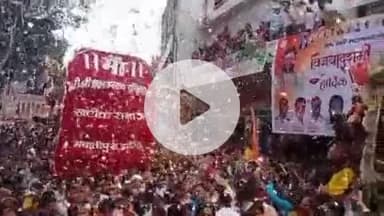 झांसी: शहर कोतवाली पर खटाकयाना की मां काली जी को बिदाई में हजारों भक्तों की भीड़ उमड़ी