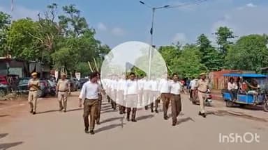 धौलपुर: धौलपुर में आरएसएस स्वयंसेवकों ने निकाला पथ संचलन, विजयी जयघोषों के साथ किया कदम ताल
