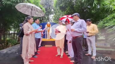 जगदलपुर: गांधी जयंती के अवसर पर अपर कलेक्टर सहित अधिकारियों ने गांधी उद्यान में अर्पित किए श्रद्धा सुमन