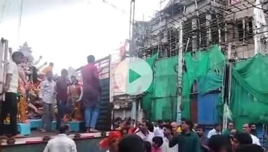 गिरिडीह: शहर के बरगंडा विश्वनाथ मंदिर स्थित सार्वजनिक काली मंडा से माता की प्रतिमा विसर्जन के लिए निकाली गई