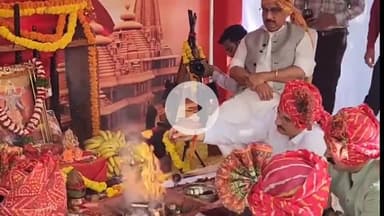 खंडवा नगर: खंडवा कलेक्टर ने तलवार से निभाई कद्दू वध की परंपरा, खंडवा पुलिस लाइन में हुआ अनूठा शस्त्र पूजन