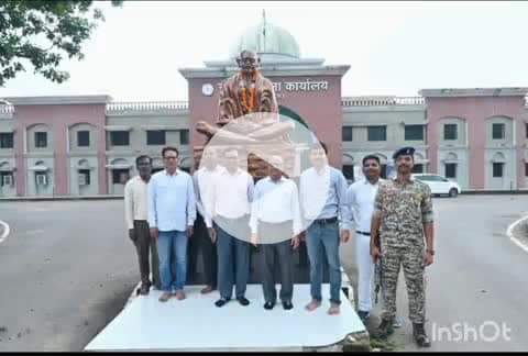 छुरा: कलेक्टर श्री भगवान सिंह उइके ने महात्मा गांधी की प्रतिमा पर किया माल्यार्पण, गांधी जयंती पर किया नमन
