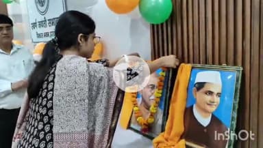 हरदोई: विकास भवन में सीडीओ ने किया ध्वजारोहण, गांधी जी पर लघु फिल्म का प्रदर्शन हुआ, सफाई कर्मियों को किया गया सम्मानित