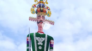 रावण के पुतले को कंकड़-पत्थर मारने पहुंच रहे लोग, दुनिया का सबसे ऊंचा रावण का पुतला, आज होगा दहन