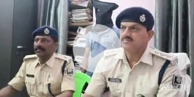 फतुहा: गंगा नदी से शराब की तस्करी करते एक गिरफ्तार, दूसरा नामजद फरार, दो बाइक जब्त