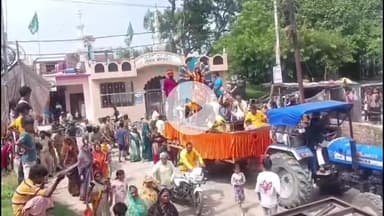 शाहबाद: दिलेर गंज पूजन पंडाल से गाजे-बाजे के साथ निकली माता रानी की विसर्जन यात्रा, पिपरिया घाट पर किया गया विसर्जन