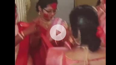 खंडवा नगर: खंडवा: बंगाली महिलाओं ने दुर्गा पूजा पर सिंदूर खेला, परिवार की सुख-समृद्धि की कामना कर दी विदाई