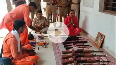 गोपद बनास: सीधी जिले के विभिन्न थाना परिसरों में हुई अस्त्र-शस्त्र की पूजा, भारी संख्या में पुलिस बल मौजूद