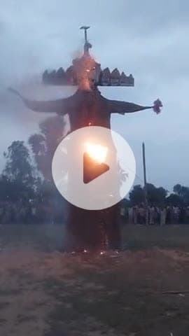 इटाढ़ी हाईस्कूल मैदान में विजय दशमी पर बाल विद्यार्थी समाज द्वारा रावण दहन कार्यक्रम आयोजित की गई।