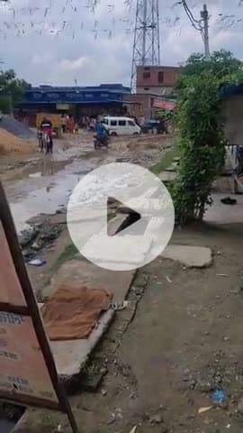 बिसौली ग्राम में सड़क की समस्या जो देख रहे हैं कई वर्षों से सड़क का निर्माण हो रहा है मगर कोई निर्माणकर्ता नहीं आपा रहे
