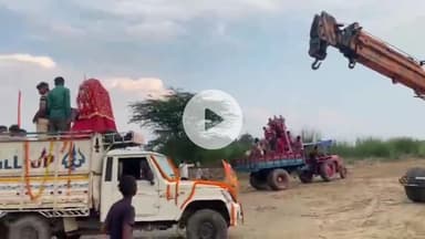 बदलापुर: शाहपुर में पीली नदी के बगल बनाए गए विशेष कुंड में मूर्तियों का विसर्जन, पुलिस बल तैनात