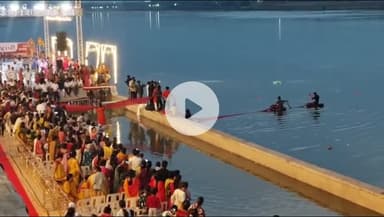 ગાંધીનગર: ગાંધીનગર ઇન્દ્રાબ્રિજ ખાતે દશેરા પર્વને લઈને ભગવાનની પાલખી યાત્રા યોજાઈ,સાબરમતી નદીની આરતી કરાઈ