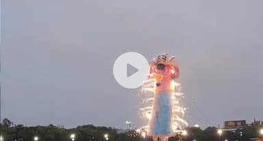 पटना ग्रामीण: बारिश के बीच गांधी मैदान में रावण दहन कार्यक्रम संपन्न, वाटरप्रूफ रावण का पुतला बनाया गया