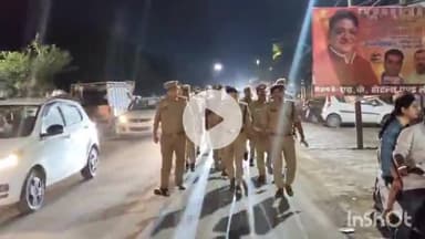 हरदोई: आगामी त्योहारों के मद्देनजर एसपी ने पुलिस बल के साथ शहर में भीड़भाड़ वाले स्थानों पर की पैदल गश्त, सुरक्षा व्यवस्था परखी