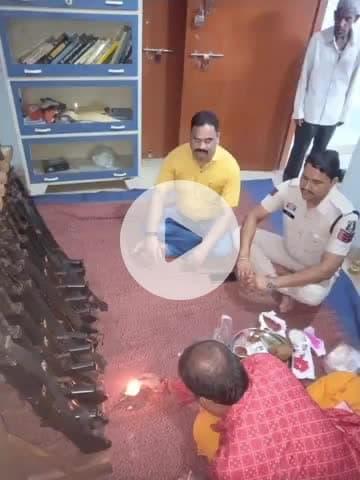 आरंग: आरंग थाना में विजय दशमी के अवसर पर किया गया शस्त्र पूजन