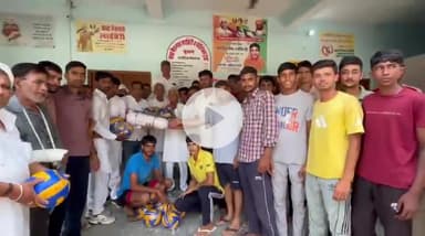 सेवा पखवाड़ा के तहत बुशान में खिलाड़ियों को वॉलीबाल वितरित की