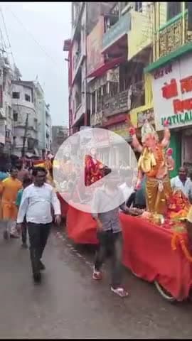 जौनपुर: मां दुर्गा की प्रतिमाओं का शक्तिकुंड में विसर्जन